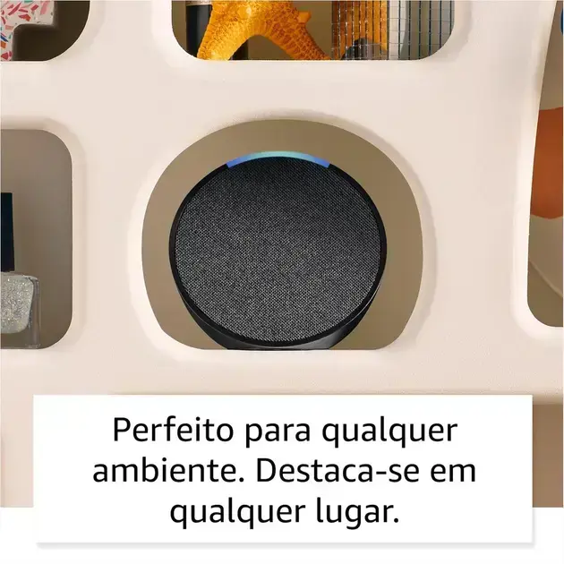 Imagem frontal do produto em uma prateleira de tom claro, com textura suave e formas arredondadas.